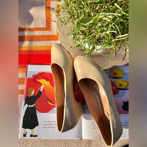 Comfortview Polished Bone Colored Pumps - Picture 5 of 7